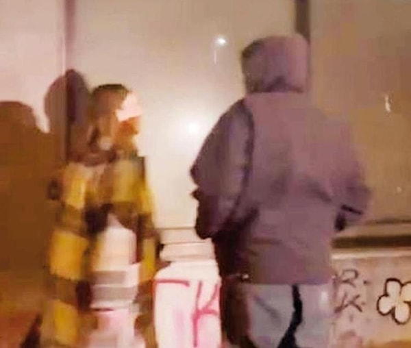 Afra Saraçoğlu Defteri Tamamen Kapandı mı? Mert Ramazan Demir Eski Evinde Başka Bir Kadınla Görüntülendi! 6 afra saracoglu defteri tamamen kapandi mi mert ramazan demir eski evinde baska bir kadinla K6LY3heg