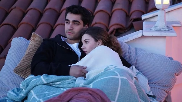 afra saracoglunun beyaz elbise ve tasli yuzugu ardi ardina begenmesi takipcilerin gozunden kacmadi 1 fCpwkmIU