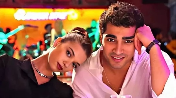 afra saracoglunun beyaz elbise ve tasli yuzugu ardi ardina begenmesi takipcilerin gozunden kacmadi 9