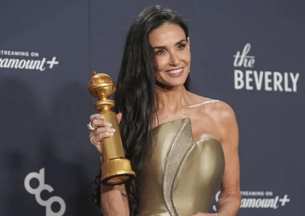 Demi Moore'u Tebrik Etmek İsterken Görmezden Gelinen Kylie Jenner'ın Halleri Goygoyculara Malzeme Çıkardı 4 demi mooreu tebrik etmek isterken gormezden gelinen kylie jennerin halleri goygoyculara malzeme cikardi 3 tv6DmsdN
