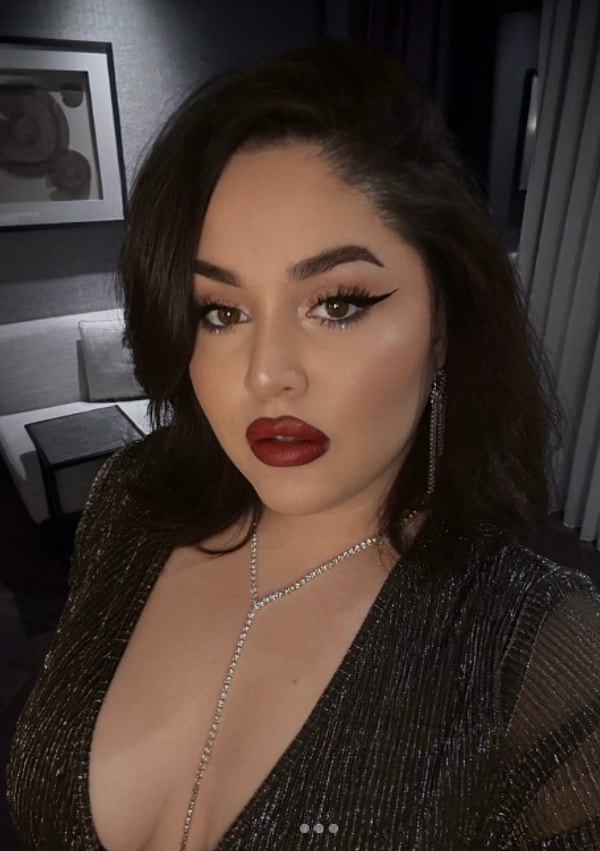 husnu senlendiricinin gozlerden uzak buyuyen kizi naz senlendirici adeta annesinin kopyasi cikti 15 nq8v1JcQ