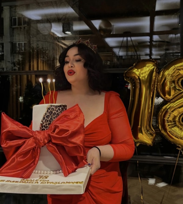 husnu senlendiricinin gozlerden uzak buyuyen kizi naz senlendirici adeta annesinin kopyasi cikti 17 tX6k4L5D