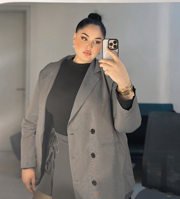 husnu senlendiricinin gozlerden uzak buyuyen kizi naz senlendirici adeta annesinin kopyasi cikti 19 SISww5Oy