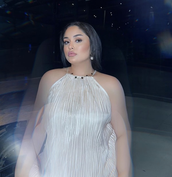 husnu senlendiricinin gozlerden uzak buyuyen kizi naz senlendirici adeta annesinin kopyasi cikti 21 Je4KMTGP