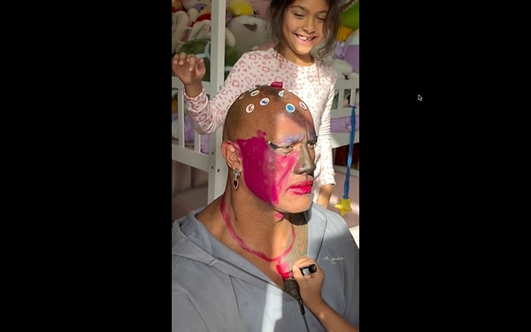 kizlarinin kendisine saatlerce makyaj yapmasina izin veren dwayne johnson babalik dersi verdi 1 WJSOsrXt