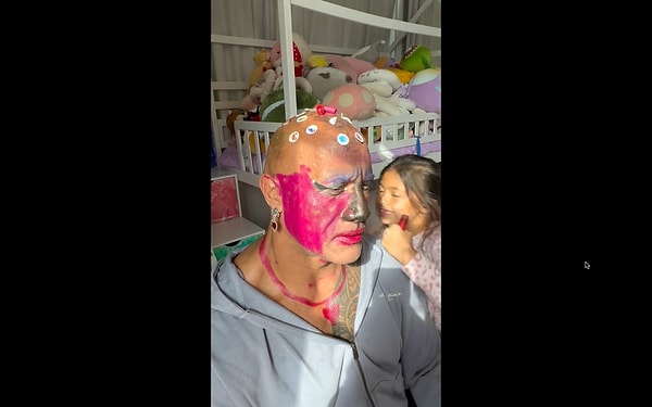 kizlarinin kendisine saatlerce makyaj yapmasina izin veren dwayne johnson babalik dersi verdi 3 bTrdIf7N