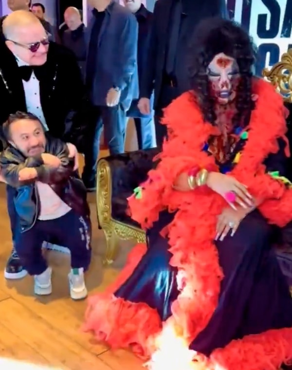 kutsal damacananin galasinda zombi kiligiyla oyuncu ridvan abiyi korkutan bulent ersoyun tavri tepki cekti FqzkML42