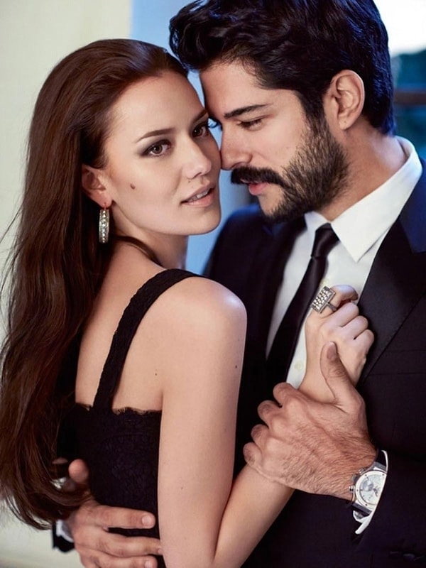 Riyad'taki Joy Awads Gecesine Katılan Fahriye Evcen ve Burak Özçivit Çiftinin İngilizce Performansı Dile Düştü 4 riyadtaki joy awads gecesine katilan fahriye evcen ve burak ozcivit ciftinin ingilizce performansi dile CCVTkRaS