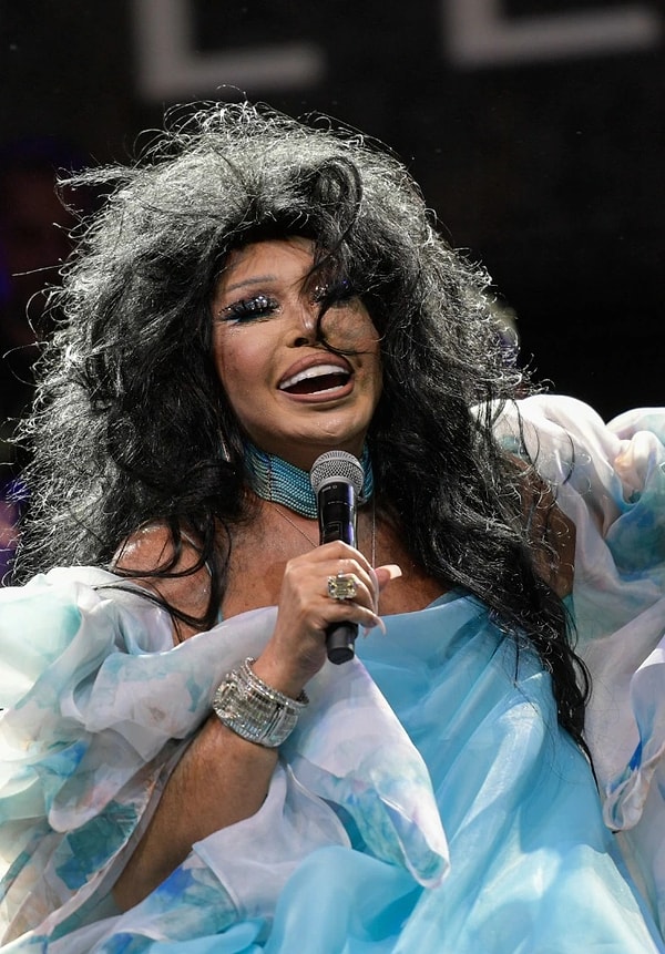 Uykularınız Kaçacak: Kutsal Damacana'nın Film Galasına Zombi Kılığında Katılan Bülent Ersoy Görenleri Korkuttu 2 uykulariniz kacacak kutsal damacananin film galasina zombi kiliginda katilan bulent ersoy gorenleri korkuttu 1 V5B6HpeZ