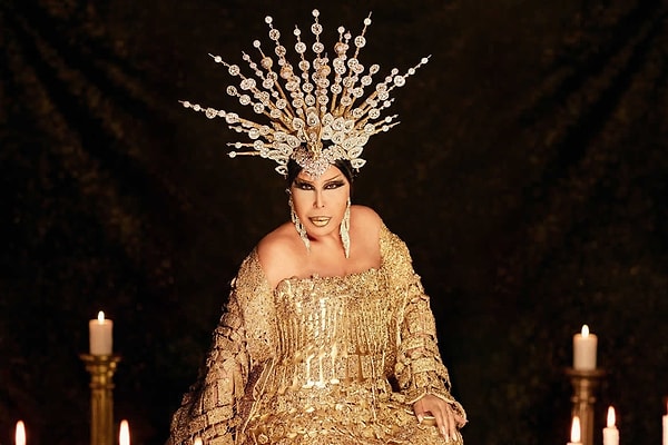 Uykularınız Kaçacak: Kutsal Damacana'nın Film Galasına Zombi Kılığında Katılan Bülent Ersoy Görenleri Korkuttu 4 uykulariniz kacacak kutsal damacananin film galasina zombi kiliginda katilan bulent ersoy gorenleri korkuttu 3 RPqV6tVp