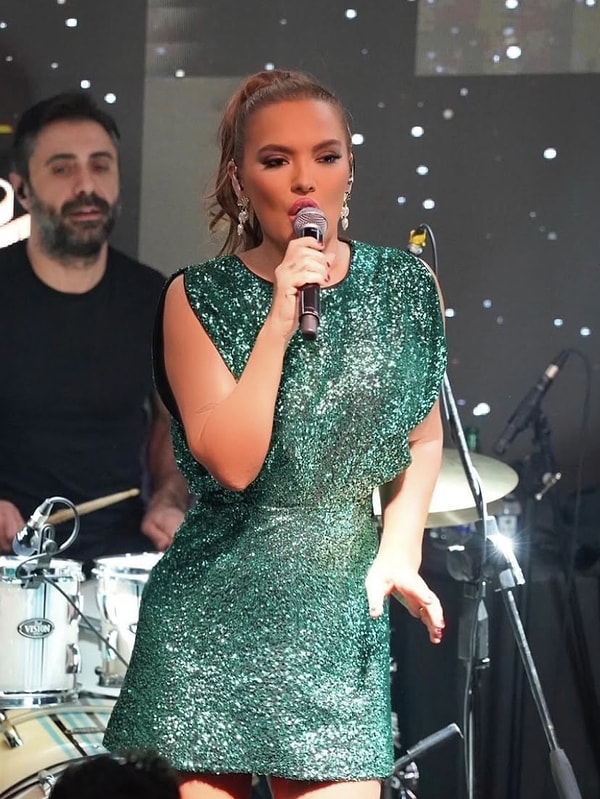 Ağzını Bozdu: Kendisine Benzemeyen Fotoğrafına Gelen "Bu Kim?" Yorumuna Demet Akalın'dan Sert Çıkış! 2 agzini bozdu kendisine benzemeyen fotografina gelen bu kim yorumuna demet akalindan sert cikis 1 uGyCaR7J