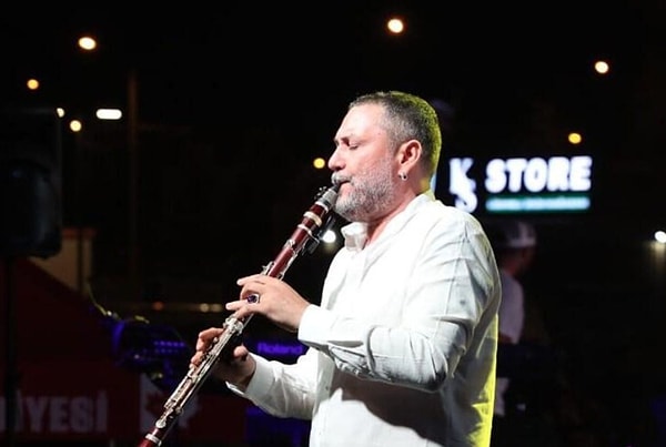 Annesinin Kopyası Çıkmıştı: Klarnetin Usta İsmi Hüsnü Şenlendirici Kızı Naz'la İlk Kez Aynı Sahneyi Paylaştı! 2 annesinin kopyasi cikmisti klarnetin usta ismi husnu senlendirici kizi nazla ilk kez ayni sahneyi