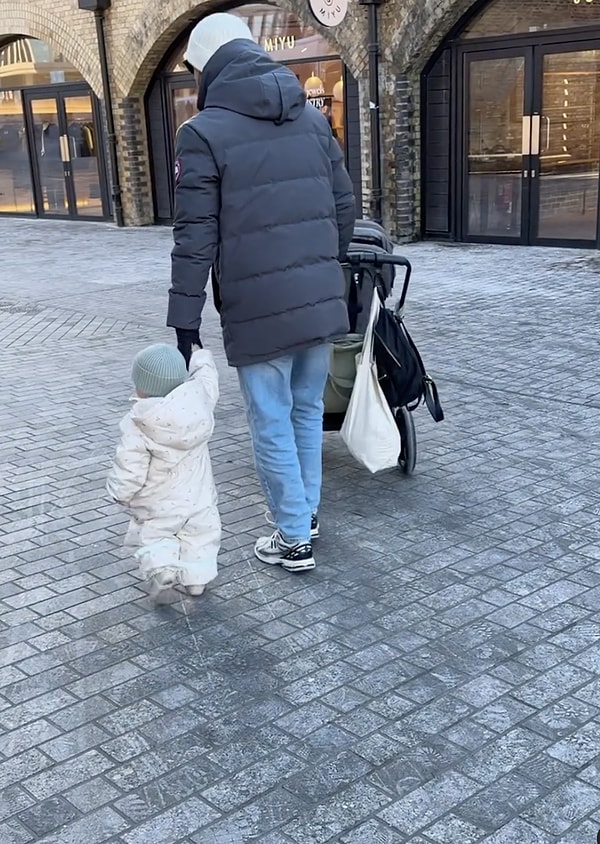 Aslı Enver Poğaça Yanaklı Kızı Elay'ın Son Halini Paylaştı, Sosyal Medyada Benzetme Yarışı Başladı! 9 asli enver pogaca yanakli kizi elayin son halini paylasti sosyal medyada benzetme yarisi basladi k6TJ4qmW