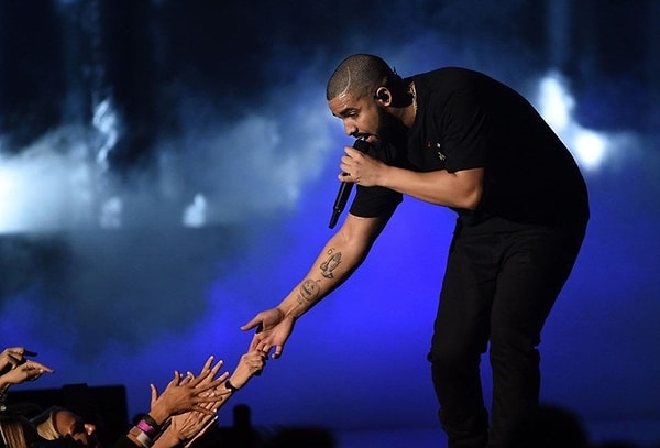 Bonkörlük Deyince de Drake: Hamile Hayranının Pankartını Görünce 30 Bin Dolar Hediye Etti 2 bonkorluk deyince de drake hamile hayraninin pankartini gorunce 30 bin dolar hediye etti 1 RHwgu7UM