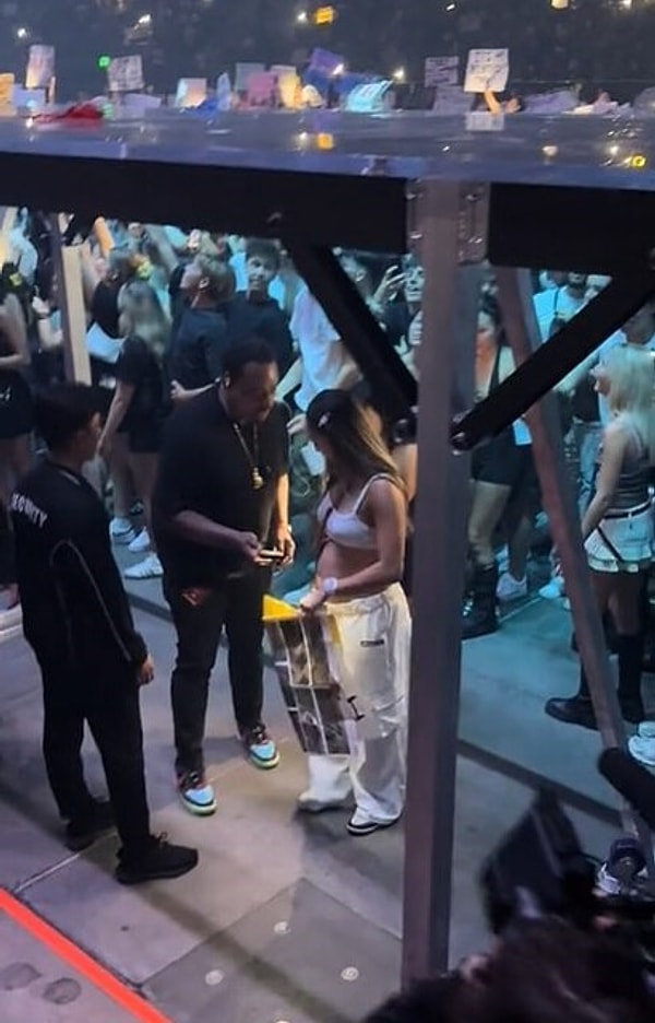 Bonkörlük Deyince de Drake: Hamile Hayranının Pankartını Görünce 30 Bin Dolar Hediye Etti 4 bonkorluk deyince de drake hamile hayraninin pankartini gorunce 30 bin dolar hediye etti 3