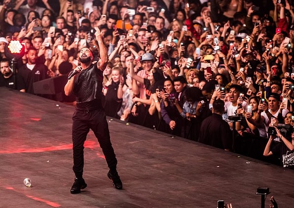 Bonkörlük Deyince de Drake: Hamile Hayranının Pankartını Görünce 30 Bin Dolar Hediye Etti 6 bonkorluk deyince de drake hamile hayraninin pankartini gorunce 30 bin dolar hediye etti 5 lycLbNhS