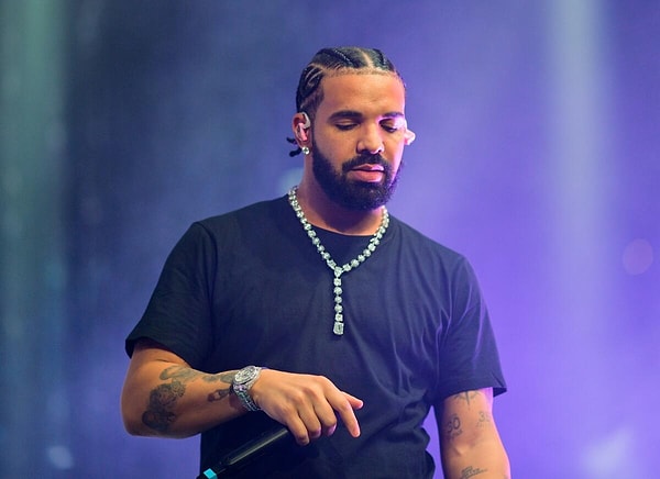 Bonkörlük Deyince de Drake: Hamile Hayranının Pankartını Görünce 30 Bin Dolar Hediye Etti 7 bonkorluk deyince de drake hamile hayraninin pankartini gorunce 30 bin dolar hediye etti 6 3cqeVSQQ