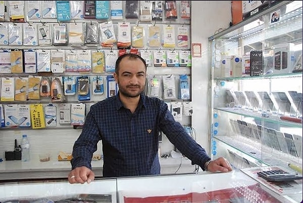 Bülent Ersoy'a Cep Telefonu Satan Genç Adamın Yaşadığı İlginç Olay 2 bulent ersoya cep telefonu satan genc adamin yasadigi ilginc olay 1 pNw3zeNG