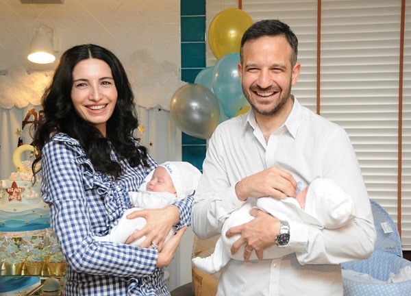 Çifte Mutluluk Yaşayarak İkiz Bebeklerini Kucaklarına Aldıklarına Şaşıracağınız 21 Ünlü İsim! 7 cifte mutluluk yasayarak ikiz bebeklerini kucaklarina aldiklarina sasiracaginiz 21 unlu isim 6 JhWcCl1g