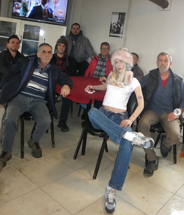 Dayıları Poz Vermeye Nasıl İkna Etti: Aleyna Tilki, Kahvehanede Verdiği Pozlarla Dillere Düştü! 4 dayilari poz vermeye nasil ikna etti aleyna tilki kahvehanede verdigi pozlarla dillere dustu 3 j7rkd7fm