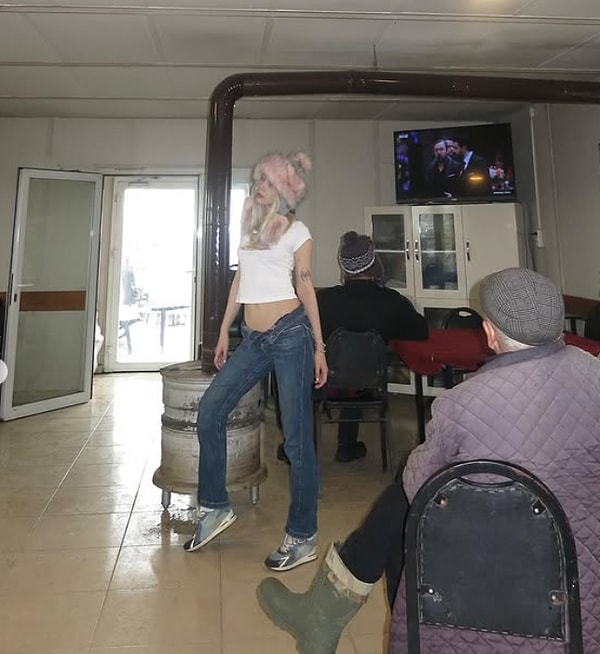 Dayıları Poz Vermeye Nasıl İkna Etti: Aleyna Tilki, Kahvehanede Verdiği Pozlarla Dillere Düştü! 5 dayilari poz vermeye nasil ikna etti aleyna tilki kahvehanede verdigi pozlarla dillere dustu 4 9ZviAThD