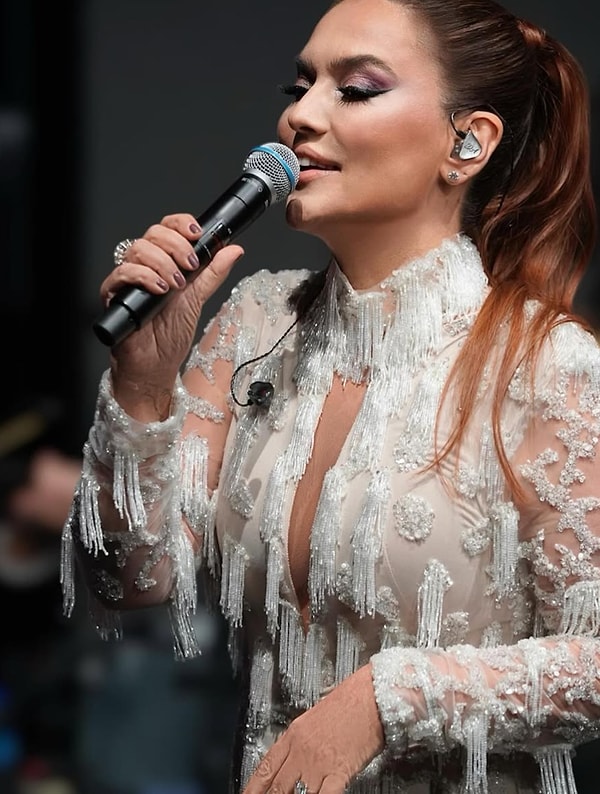 Demediğini Bırakmadı: Fırtınam'ın Klibi Sonrası X'te Hadise'yle Kıyaslanan Demet Akalın Resmen Küplere Bindi! 2 demedigini birakmadi firtinamin klibi sonrasi xte hadiseyle kiyaslanan demet akalin resmen kuplere bindi 1 EJITLyqq