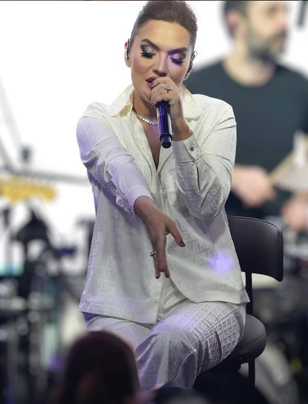 Demediğini Bırakmadı: Fırtınam'ın Klibi Sonrası X'te Hadise'yle Kıyaslanan Demet Akalın Resmen Küplere Bindi! 8 demedigini birakmadi firtinamin klibi sonrasi xte hadiseyle kiyaslanan demet akalin resmen kuplere bindi 7 lLnnBvu2