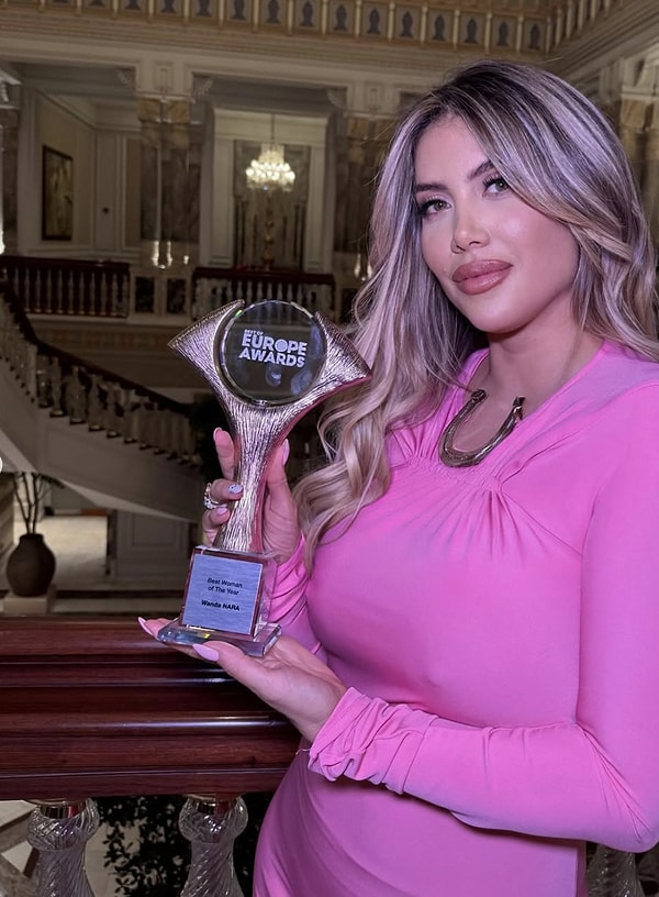 Derbi Günü İstanbul'a Gelen Wanda Nara'nın "Yılın Kadını" Ödülü Almasına Tepki Yağdı 5 derbi gunu istanbula gelen wanda naranin yilin kadini odulu almasina tepki yagdi 4 MOVCcUYU