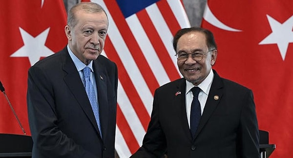 Erdoğan'la Pozuna 'Kalbimin Tek Sahibine' Şarkısını Ekleyen Malezya Başbakanı'na İrem Derici Yorumu Gecikmedi 1 erdoganla pozuna kalbimin tek sahibine sarkisini ekleyen malezya basbakanina irem derici yorumu gecikmedi 0