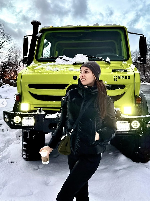 Fahriye Evcen'in Fiyatıyla Dudak Uçuklatan Fosforlu 4x4'ü Goygoycuların Radarına Takıldı 5 fahriye evcenin fiyatiyla dudak ucuklatan fosforlu 4x4u goygoycularin radarina takildi 4 NXmcmF5z