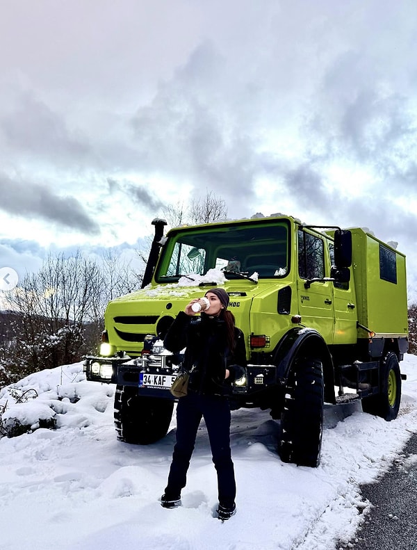 Fahriye Evcen'in Fiyatıyla Dudak Uçuklatan Fosforlu 4x4'ü Goygoycuların Radarına Takıldı 6 fahriye evcenin fiyatiyla dudak ucuklatan fosforlu 4x4u goygoycularin radarina takildi 5 asRSWmbj