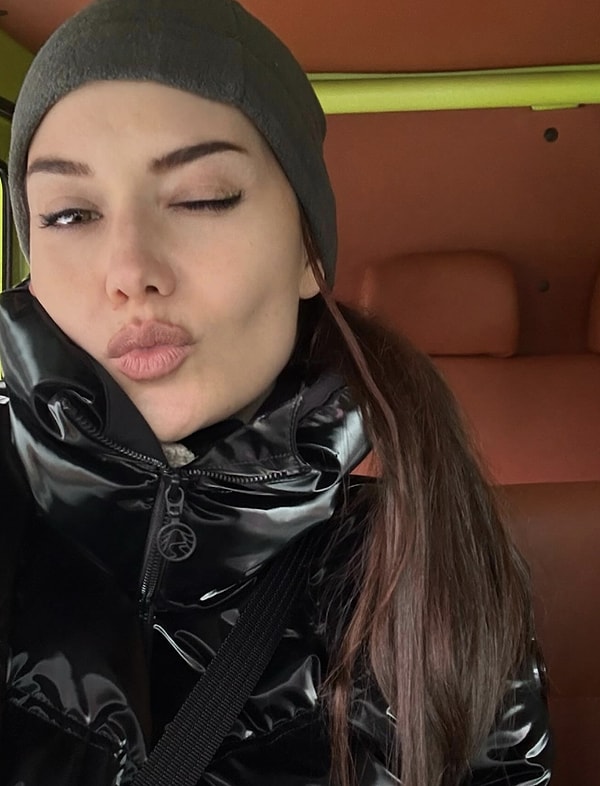 Fahriye Evcen'in Fiyatıyla Dudak Uçuklatan Fosforlu 4x4'ü Goygoycuların Radarına Takıldı 8 fahriye evcenin fiyatiyla dudak ucuklatan fosforlu 4x4u goygoycularin radarina takildi 7 XJa7cmhy