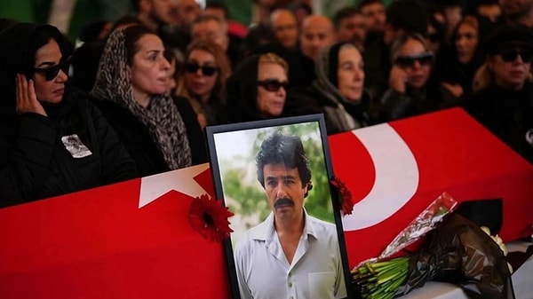 Ferdi Tayfur'un 40. Mevlidi İki Ayrı Camide Okutuldu! Mevlid Çıkışı Necla Nazır'ın Sert Sözleri Dikkat Çekti 4 ferdi tayfurun 40 mevlidi iki ayri camide okutuldu mevlid cikisi necla nazirin sert sozleri 4QryQ4gC