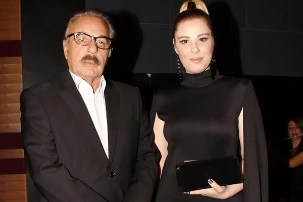 Ferdi Tayfur'un 40. Mevlidi İki Ayrı Camide Okutuldu! Mevlid Çıkışı Necla Nazır'ın Sert Sözleri Dikkat Çekti 3 ferdi tayfurun 40 mevlidi iki ayri camide okutuldu mevlid cikisi necla nazirin sert sozleri PD9kTEEk