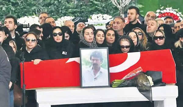 Ferdi Tayfur'un 40. Mevlidi İki Ayrı Camide Okutuldu! Mevlid Çıkışı Necla Nazır'ın Sert Sözleri Dikkat Çekti 1 ferdi tayfurun 40 mevlidi iki ayri camide okutuldu mevlid cikisi necla nazirin sert sozleri