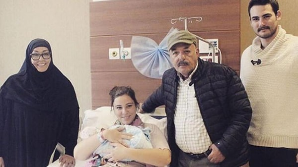 Ferdi Tayfur'un 40. Mevlidi İki Ayrı Camide Okutuldu! Mevlid Çıkışı Necla Nazır'ın Sert Sözleri Dikkat Çekti 6 ferdi tayfurun 40 mevlidi iki ayri camide okutuldu mevlid cikisi necla nazirin sert sozleri hJffEP9M
