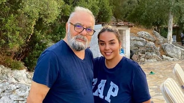 Ferdi Tayfur'un 40. Mevlidi İki Ayrı Camide Okutuldu! Mevlid Çıkışı Necla Nazır'ın Sert Sözleri Dikkat Çekti 2 ferdi tayfurun 40 mevlidi iki ayri camide okutuldu mevlid cikisi necla nazirin sert sozleri huShWpnZ