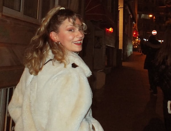 Her Biyografi Filminin Altından Kalkan Farah Zeynep Abdullah Bu Sefer de Rapçi Alizade'nin Şarkısını Söyledi! 1 her biyografi filminin altindan kalkan farah zeynep abdullah bu sefer de rapci alizadenin sarkisini 1XANvvfz