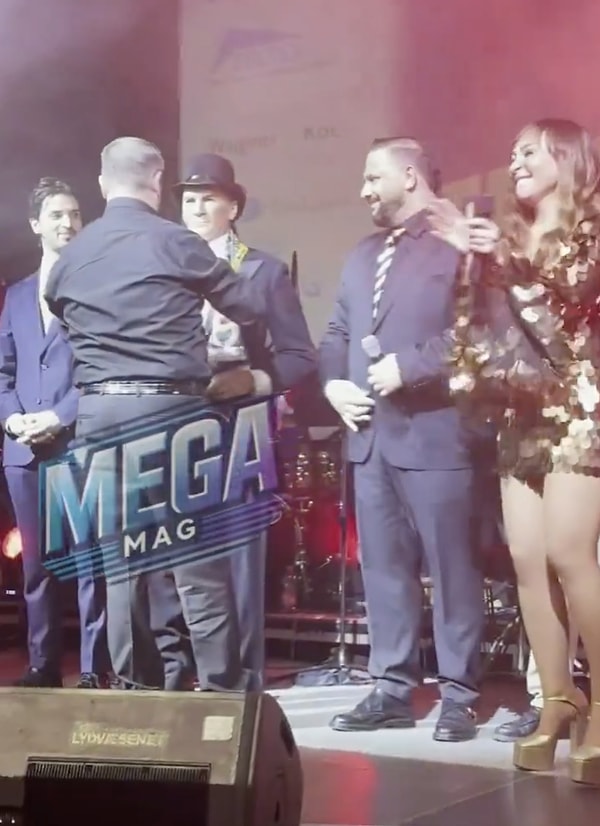 Konserinde Sahneye Atatürk Heykeli Çıkartan Şarkıcı Ziynet Sali Sosyal Medyada Tartışma Yarattı 3 konserinde sahneye ataturk heykeli cikartan sarkici ziynet sali sosyal medyada tartisma yaratti 2 PcJVQM2S