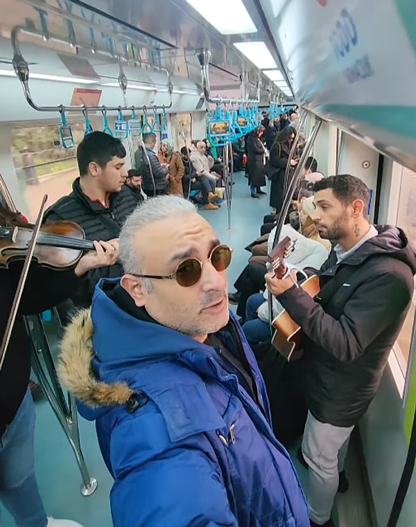 Marmaray'daki Şarkıcılara Eşlik Eden Rüştü Onur Atilla, 'Seninle Başım Dertte' Şarkısını Seslendirdi! 4 marmaraydaki sarkicilara eslik eden rustu onur atilla seninle basim dertte sarkisini seslendirdi 3 HMrOS69p