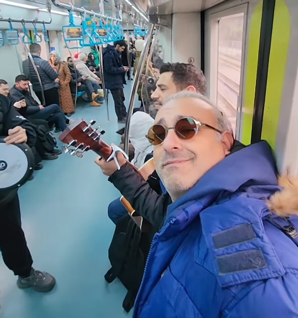 Marmaray'daki Şarkıcılara Eşlik Eden Rüştü Onur Atilla, 'Seninle Başım Dertte' Şarkısını Seslendirdi! 5 marmaraydaki sarkicilara eslik eden rustu onur atilla seninle basim dertte sarkisini seslendirdi 4 bHDMzpT2