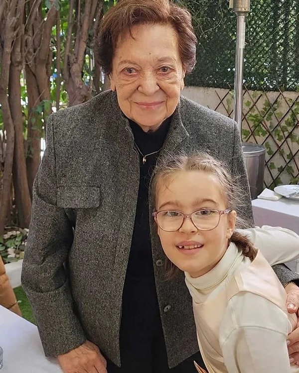 Melis İşiten Acı Kaybını Sosyal Medya Hesabından Duyurdu: "Annem de Oldun Babam da" 8 melis isiten aci kaybini sosyal medya hesabindan duyurdu annem de oldun babam da 7 GP5tGSrQ