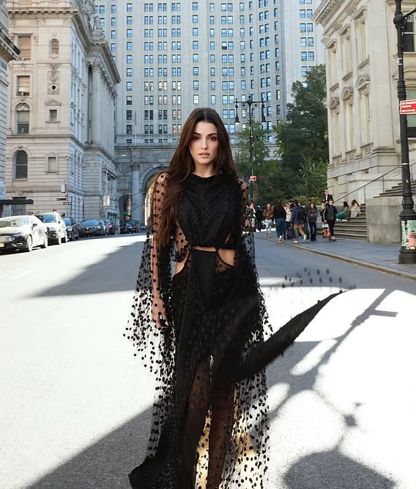 Milano Moda Haftası'nda Modacı Donatella Versace ile Poz Veren Hande Erçel'in Güzelliği Övgü Yağmuruna Tutuldu 6 milano moda haftasinda modaci donatella versace ile poz veren hande ercelin guzelligi ovgu yagmuruna XWWmDvF5
