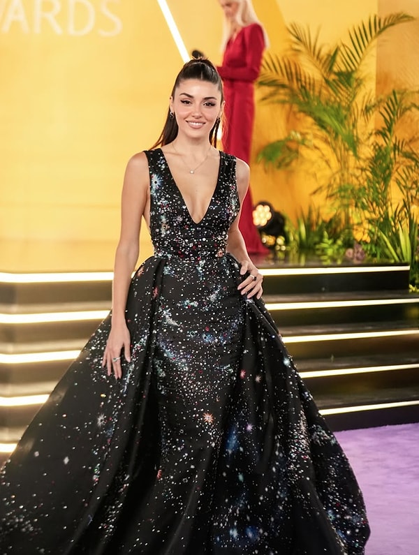 Milano Moda Haftası'nda Modacı Donatella Versace ile Poz Veren Hande Erçel'in Güzelliği Övgü Yağmuruna Tutuldu 2 milano moda haftasinda modaci donatella versace ile poz veren hande ercelin guzelligi ovgu yagmuruna