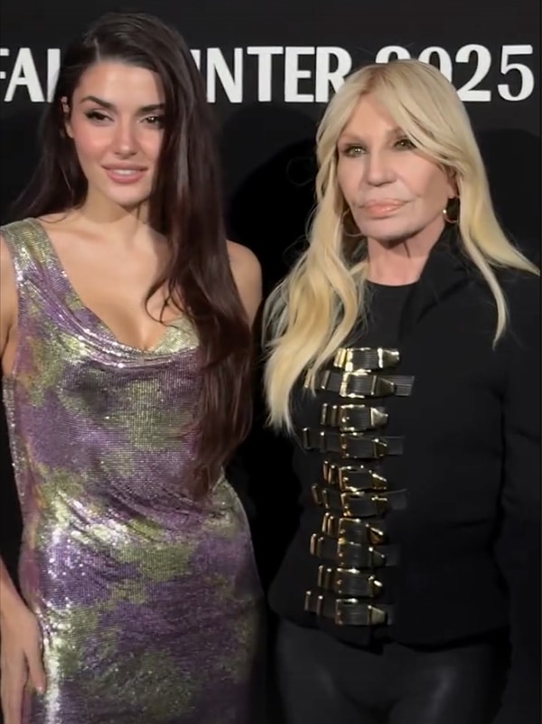 Milano Moda Haftası'nda Modacı Donatella Versace ile Poz Veren Hande Erçel'in Güzelliği Övgü Yağmuruna Tutuldu 7 milano moda haftasinda modaci donatella versace ile poz veren hande ercelin guzelligi ovgu yagmuruna k9FU67Bs