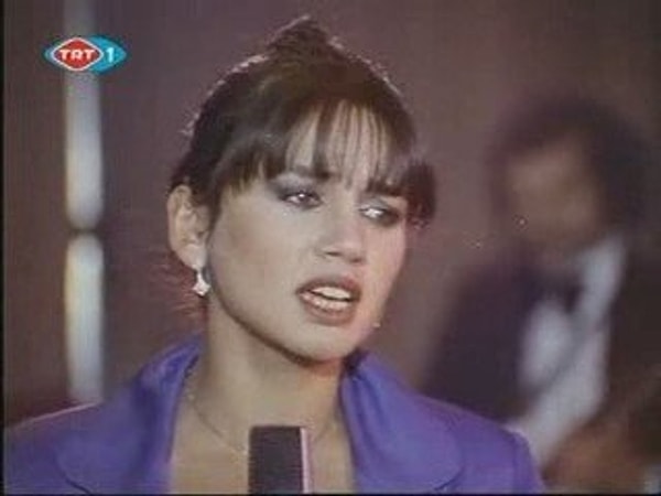 Minik Serçe Hafızasıyla Şaşırttı: Sezen Aksu'nun Ajda Pekkanla Tanışma Hikayesini Biliyor muydunuz? 7 minik serce hafizasiyla sasirtti sezen aksunun ajda pekkanla tanisma hikayesini biliyor muydunuz 6