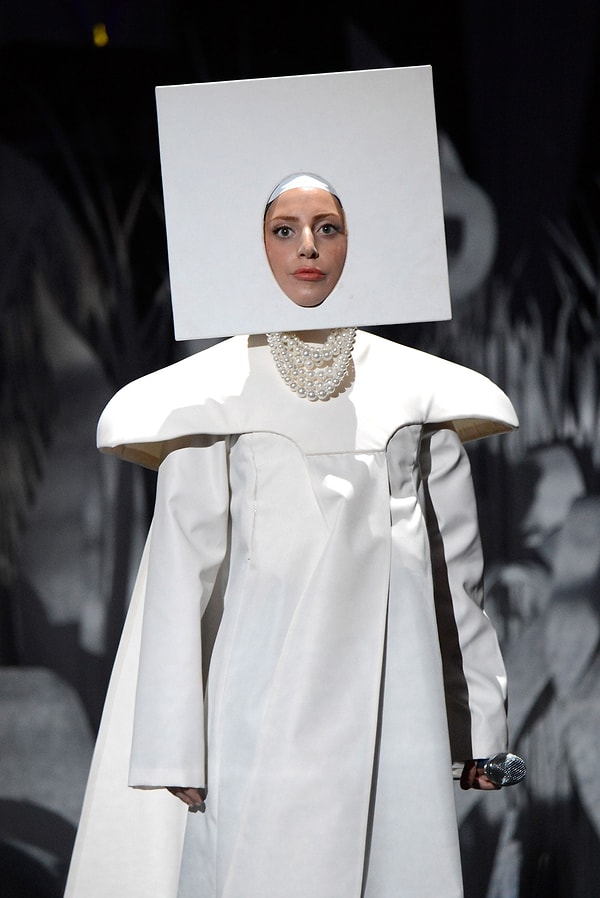 Müzik Listelerini Altüst Eden Pop Şeytanı Lady Gaga'nın Giydiği En İkonik Kıyafetleri Hatırlayalım! 14 muzik listelerini altust eden pop seytani lady gaganin giydigi en ikonik kiyafetleri hatirlayalim 13 8uj1LFj2