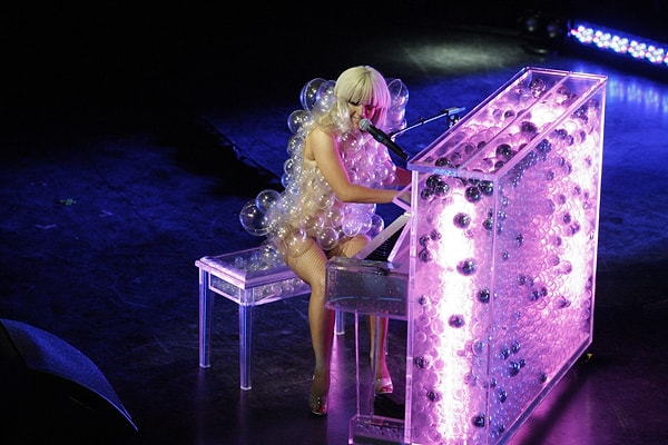 Müzik Listelerini Altüst Eden Pop Şeytanı Lady Gaga'nın Giydiği En İkonik Kıyafetleri Hatırlayalım! 7 muzik listelerini altust eden pop seytani lady gaganin giydigi en ikonik kiyafetleri hatirlayalim 6 elu1X6nh