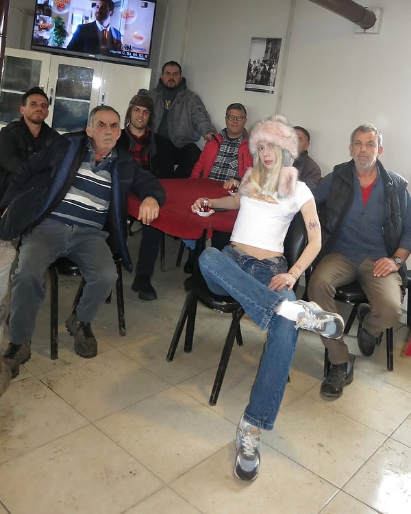 Pembe Peluş Şapkasıyla Kıraathaneye Gidip Ortama Gereğinden Hızlı Adapte Olan Aleyna Tilki Dayılarla Poz Verdi 6 pembe pelus sapkasiyla kiraathaneye gidip ortama gereginden hizli adapte olan aleyna tilki dayilarla poz Rv7ZLeIY