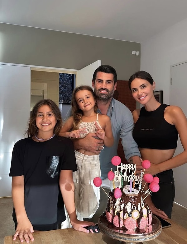 Saklamakla Uğraşmadılar: Volkan Demirel ve Zeynep Sever Demirel'in Üç Numaralı Kızı Yasmin'in Yüzü Gözüktü! 2 saklamakla ugrasmadilar volkan demirel ve zeynep sever demirelin uc numarali kizi yasminin yuzu gozuktu OcMnjHRe